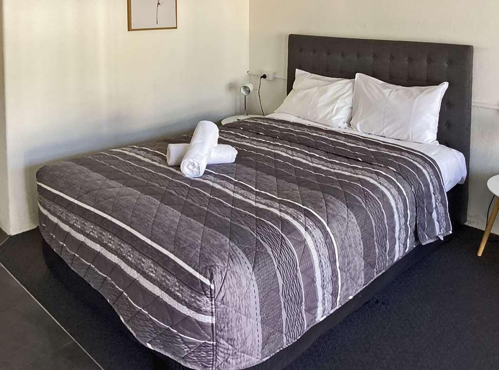 Commodore Motor Inn Albury Room photo